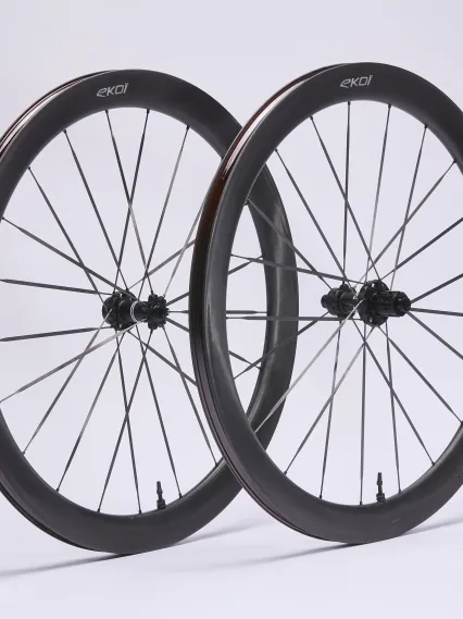 Paire de Roues EKOI Carbone 50mm Full Black Shimano White